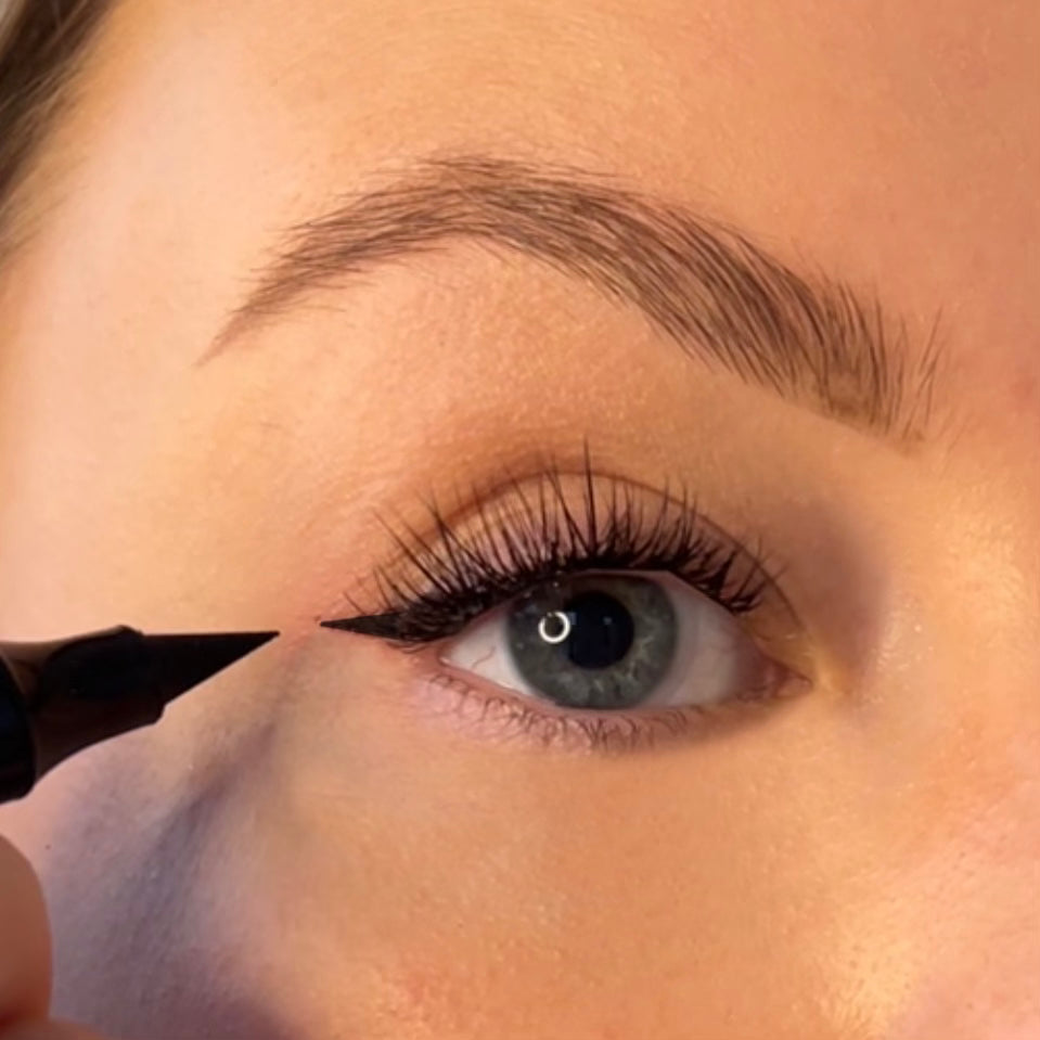 Easy Eyeliner: 2-in-1 Stamp + Liner pen