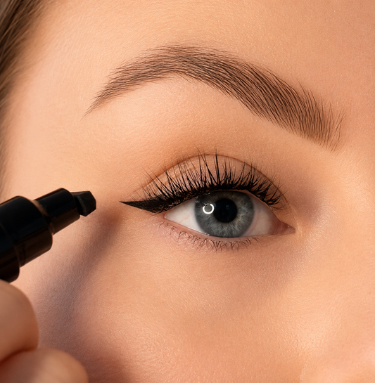 Easy Eyeliner: 2-in-1 Stamp + Liner pen